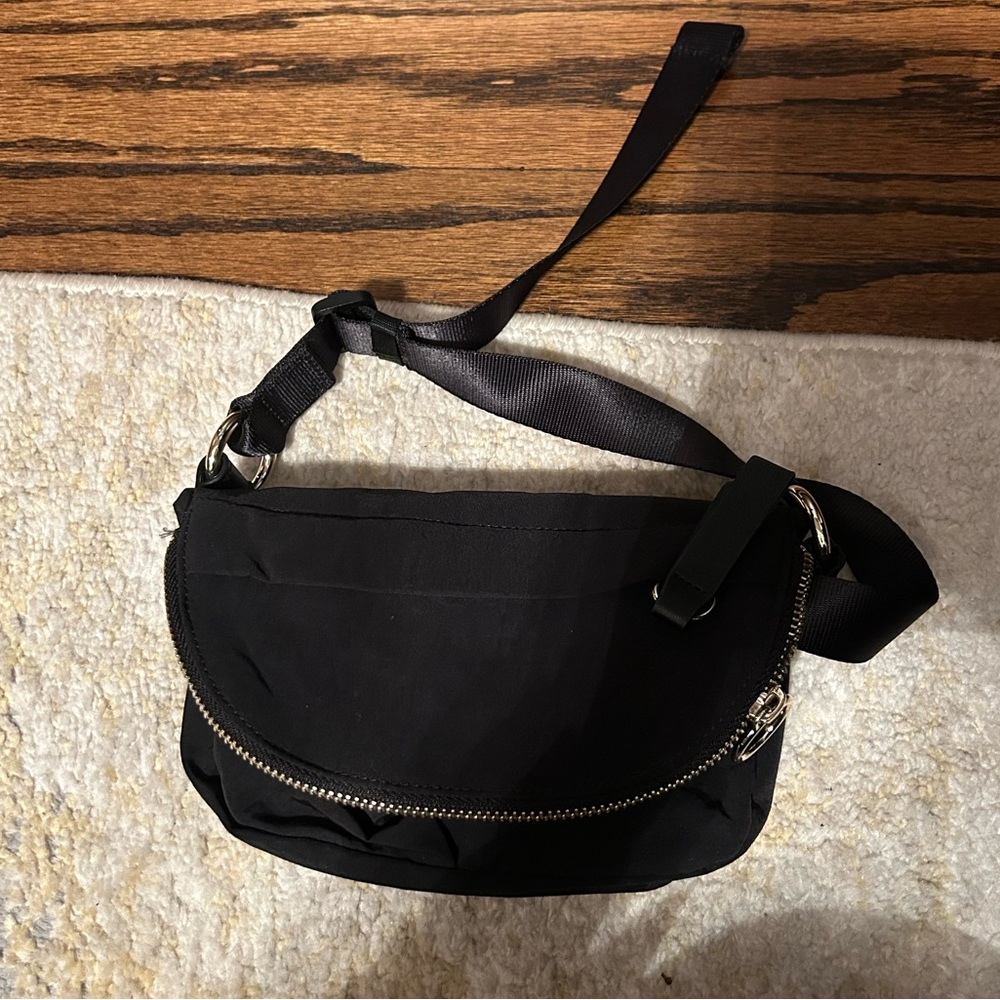 Black belt bag 
Worn